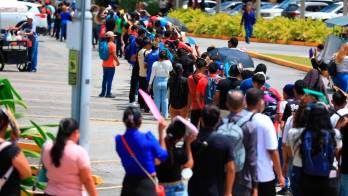 Filas interminables de jóvenes en ferias de empleo reflejan la dura realidad del desempleo juvenil.