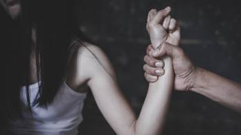 El detenido enfrenta cargos por violación agravada de persona vulnerable, agresión sexual, explotación de menores, tortura y maltrato. Estos delitos podrían acarrearle penas severas.