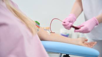 Este grupo sanguíneo se caracteriza por la ausencia del antígeno EMM, que normalmente se encuentra en los glóbulos rojos y es común en la mayoría de las personas.