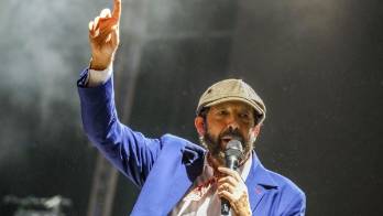 El músico y cantante dominicano Juan Luis Guerra durante su actuación este viernes en el poblado de Santi Petri en el Concert Music Festival.