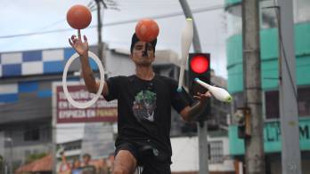 Juan Diego Martínez realiza sus impresionantes malabares montado en un monociclo jirafa en las calles de Calidonia.