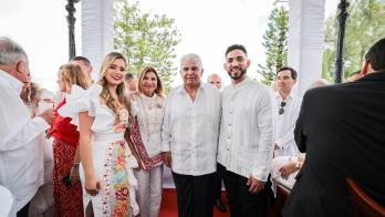 José Caballero junto al presidente Raúl Mulino, la primera dama Maricel Cohen de Mulino y su esposa Ana Lilena.