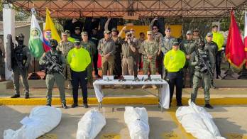 De la Espriella presentó ante la prensa cuatro cuerpos cubiertos con lonas blancas, resultado de un operativo policial en Riohacha contra las Autodefensas Conquistadoras de la Sierra Nevada (ACSN)