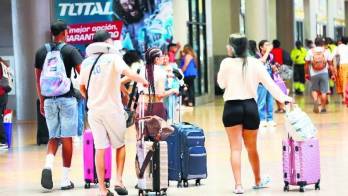 Viajeros recorren la terminal de transporte con destino del interior del país.