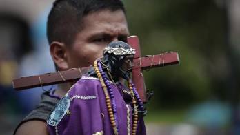 Peregrinos fueron registrado este sábado, 21 de octubre, al caminar para cumplir las promesas al Cristo Negro, en Portobelo (Panamá).