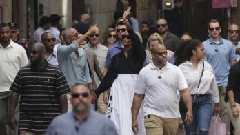 Los esposos Obama&nbsp;no dejaron de sonreír y saludar con la mano.