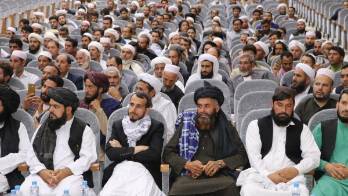 Los talibanes izan su bandera en Kabul en medio del descontento afgano