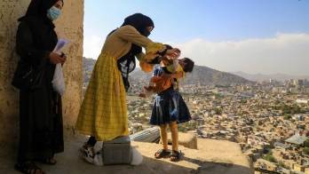EEUU dice que Afganistán ha perdido mil millones al prohibir trabajar mujeres