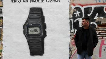 Un grafitero plasma en las calles de Valencia la canción de Shakira a Piqué