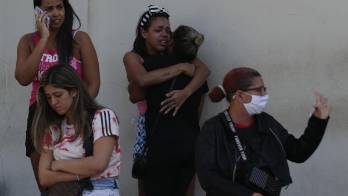 Familiares de los muertos durante un operativo policial en la favela Vila Cruzeiro hoy, en Río de Janeiro (Brasil).