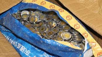 Nuevo bulto de monedas falsas.