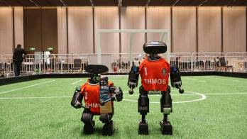 El proyecto consistió en simular un partido de fútbol siguiendo las reglas oficiales de la FIFA mediante robots humanoides autónomos.