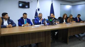 Diputados de la bancada Vamos acusan al contralor Anel “Bolo” Flores de cambiar estatus a funcionarios.