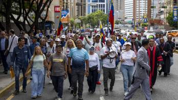 Las personas exigen elecciones.