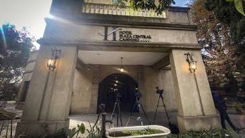 Fotografía de la entrada al hotel donde se encuentran los cinco iraníes tripulantes de un avión sancionado por los Estados Unidos, hoy, en la localidad de Canning Ezeiza, Argentina