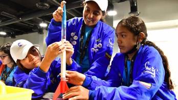 Pequeñas genios de América confirman que la ciencia también es cosa de niñas