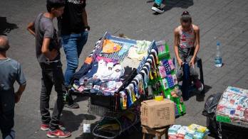 Una niña trabaja en un puesto callejero en Caracas (Venezuela), en una fotografía de archivo.