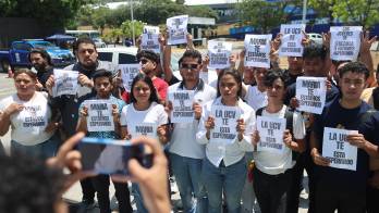 Personas sostienen carteles durante una manifestación en la que se exige respeto a los derechos democráticos y la entrada a Venezuela de la líder de las fuerzas democráticas María Corina Machado.