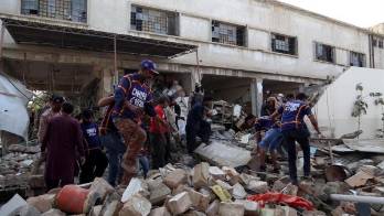 Vista del edificio de Pakistán tras la explosión.