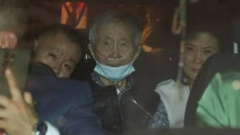 Al momento de salir del penal junto a familiares. En 2009 había sido condenado a 25 años de cárcel.