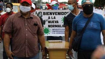 Gobierno pone por delante de la salud los intereses de empresarios, dicen sindicatos