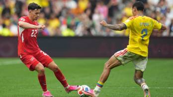 Fabian Rieder de Suiza (i) en acción contra Daniel Munoz de Colombia.