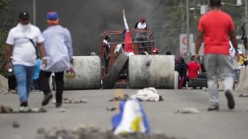 Manifestantes cierran la vía Panamericana durante una protesta en contra del contrato entre el Estado y Minera Panamá, hoy en Santiago de Veraguas (Panamá).
