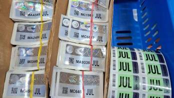 Atención conductor: Busque su calcomanía a tiempo y evite multas