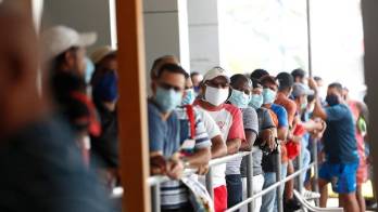 En supermercados se llevan a varios detenidos por salir a horas no correspondidas