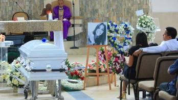 Las honras fúnebres de Nadine Silvera se realizaron la mañana de ayer en la parroquia Santa Marta en El Dorado.