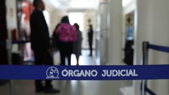 De acuerdo con el Órgano Judicial, además de la pena de prisión, el tribunal impuso como pena accesoria la inhabilitación para ejercer funciones.