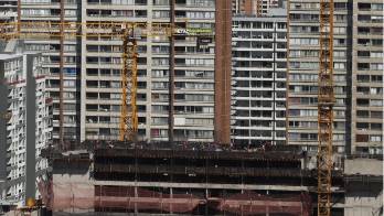 Hombres trabajan en la obra de construcción de un edificio, el 8 de marzo 2023 en la ciudad de Santiago (Chile).