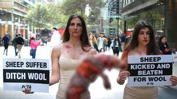 Animalistas protestan vestidos con ropa que simula piel humana en Nueva York