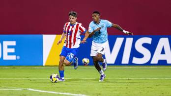 El defensa panameño Joseph Pacheco persigue al mediocampista paraguayo Pedro Villalba.