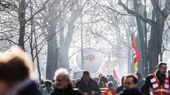 Miles de manifestantes participan este jueves en París e una nueva jornada de huelgas y protestas contra el proyecto del Gobierno para reformar las pensiones.