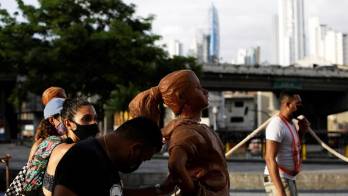 Niños de arcilla frente a la Asamblea en honor a las víctimas de abusos