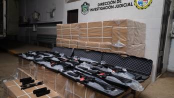Autoridades decomisan arsenal de alto poder.