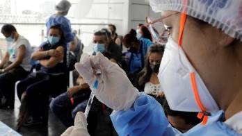 Mujeres mayores de 30 años podrán vacunarse con la dosis AstraZeneca, dice Minsa