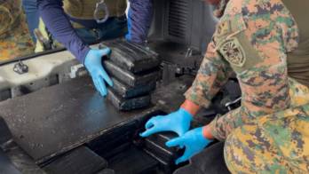 Agentes del Servicio Nacional de Fronteras interceptaron un vehículo que tenía doble fondo