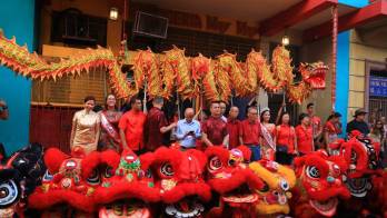 Los dragones rojos danzaron a la entrada del barrio chino.