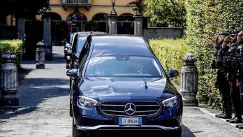 El cuerpo de Berlusconi será cremado tras la liturgia y sus cenizas reposarán en la capilla de su mansión, según avanzan los medios locales.