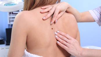 Ahora su familia busca que su historia sirva de escudo para que nadie más pase por este calvario. El dramático caso ocurrió en Inglaterra.