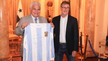 El presidente recibe la camiseta de Argentina de manos de ‘El Matador’