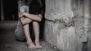 La víctima es menor de edad. Del proceso se desprende que su mamá fue cómplice primaria