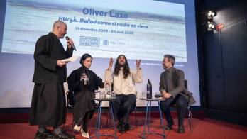 El cineasta gallego Oliver Laxe (2d), durante la presentación de la instalación en el Museo de Arte Reina Sofía, en Madrid.