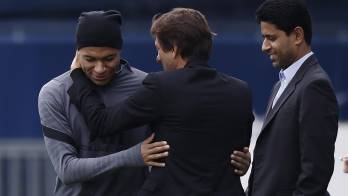 El exjugador del PSG junto al anterior director deportivo Leonardo (C) y el dueño del club NAsser Al Khelaifi.