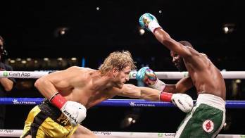 Mayweather domina a Paul en espectáculo de boxeo