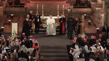 El papa Francisco se reúne con 13 víctimas de abusos en Portugal