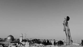 Una modelo belga posa desnuda en la basílica de Santa Sofía en Estambul