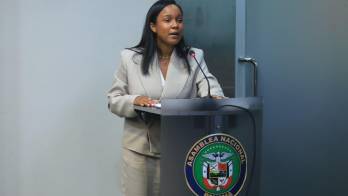 “No puedo responder por una gestión que no realicé”, expresó la directora encargada, Andrea Vega.